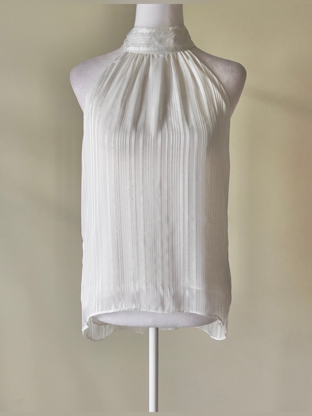 Q&A White & Silver Metallic Pleated Sleeveless Halter Neck & Back Self Tie Bow
